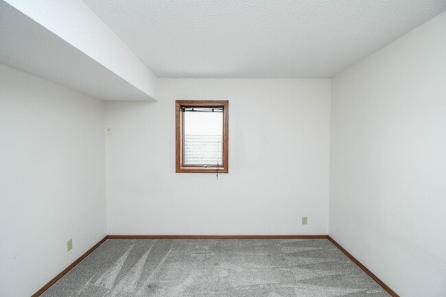 Building Photo - Spacious 5-Bedroom Split-Level in Southwest Sioux Falls with 4-Season Room & Fenced Yard!