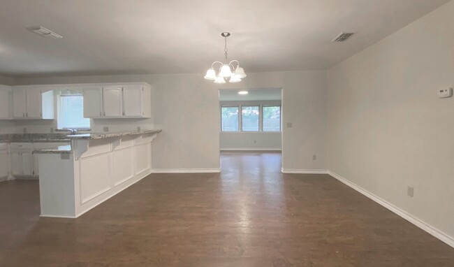 Building Photo - Beautiful 4 bedbroom 2 bath home in McAllen.