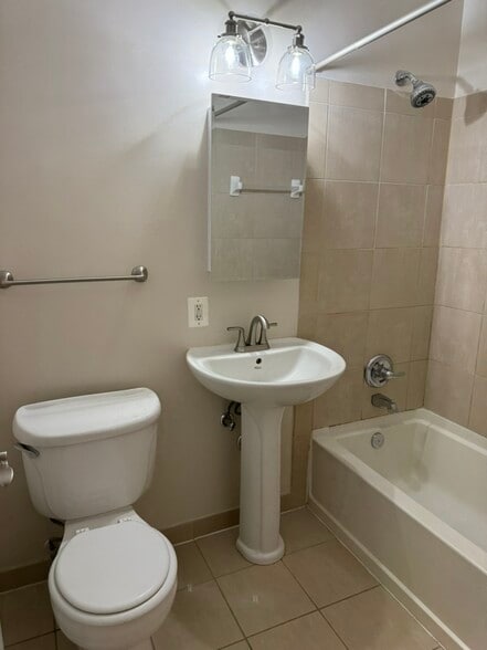 bath - 2725 39th St NW