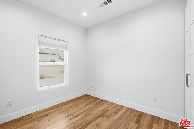 Building Photo - 137 E Ave 43