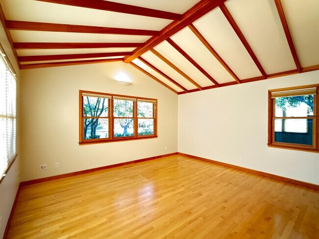 Building Photo - 335 Claremont Way