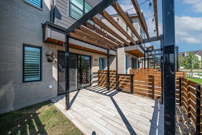 Building Photo - 917 Emerling Dr