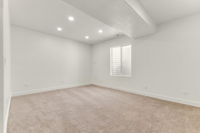 Building Photo - Golf Course Living with Incredible Views and Finished Basement