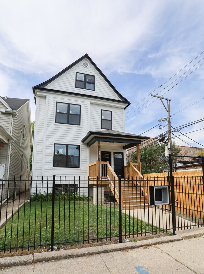 Primary Photo - 2342 N Lawndale Ave