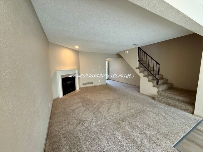 Building Photo - 2 Bedroom/2.5 Bath Townhome for Lease
