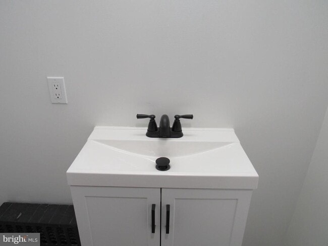 Building Photo - 708 Oak Ln