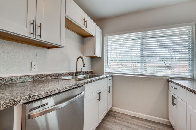 Building Photo - Beautifully Updated, Modern Finishes!