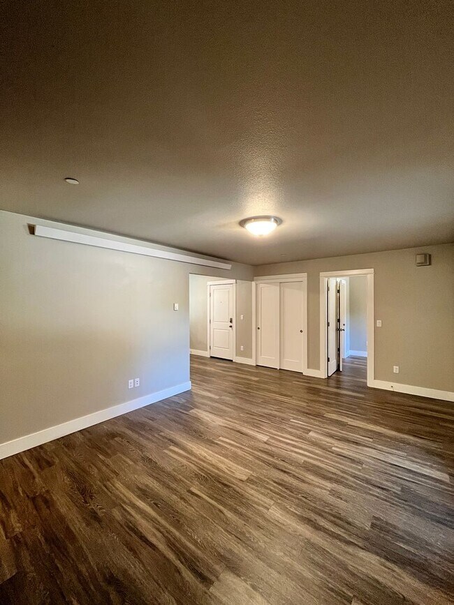 Building Photo - Large 3 Bedroom 2 Bathroom! In-Unit Washer...