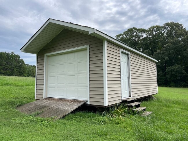 Building Photo - Beautiful 2 Bed, 1 Bath Brick Home in coun...