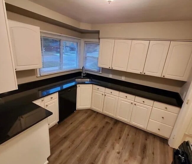 Building Photo - Welcome Home!!!  Oak Park 3 bedroom brick ranch