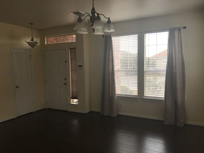 Building Photo - 211 Verde Oak