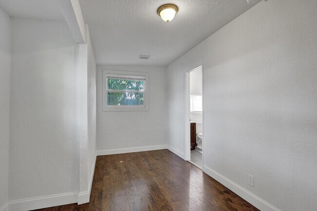 Building Photo - 651 SW 15th St