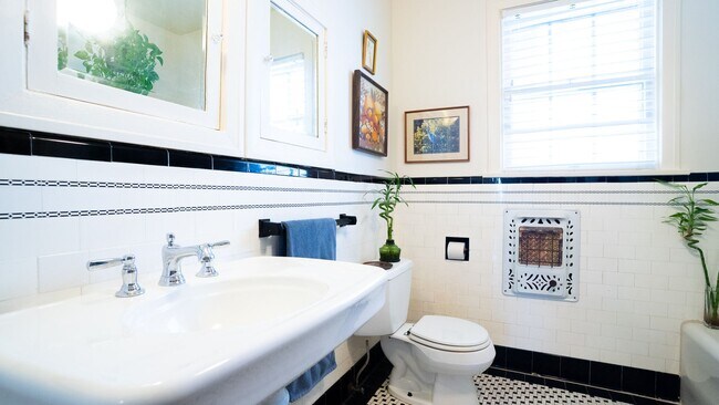 Building Photo - J19(A-B)