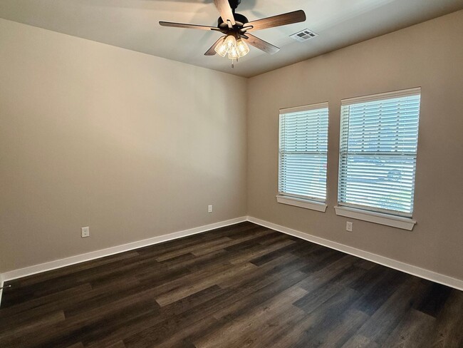Building Photo - Large 2 Bed, 2 Bath in Beautifully Neighbo...
