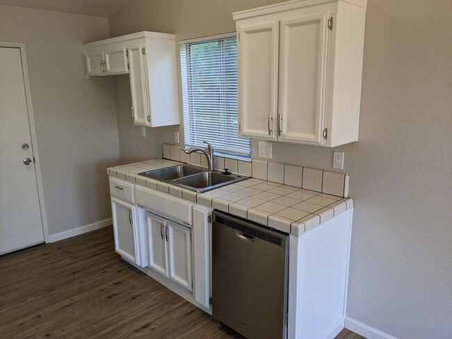 Building Photo - Nice 3 bedroom home, recently updated offe...
