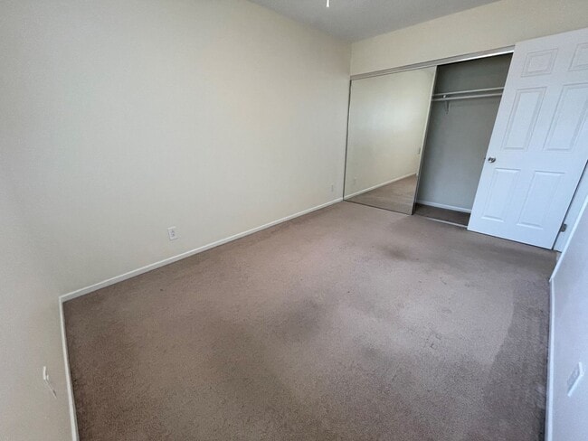 Building Photo - Charming upstairs 2/2 Condo in Clairemont