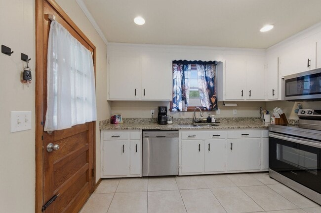 Building Photo - Two Bedroom/One Bathroom Duplex Unit