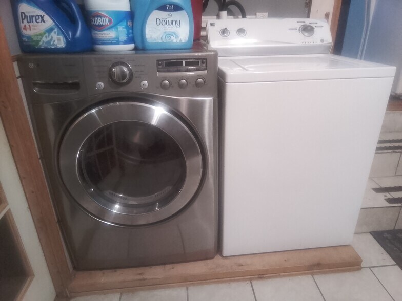 Building Photo - 10208 E 7th St