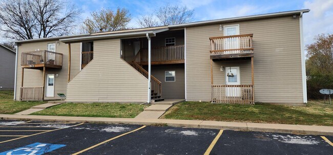 Building Photo - Nice 2BR/1BA in Joplin near MSSU campus! (upstairs unit with Balcony! ) HUD APPROVED!!