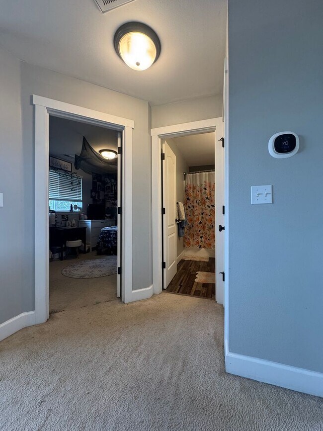 Building Photo - HUGE PET FRIENDLY Rental