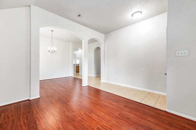 Building Photo - 927 Hannah Falls Ln