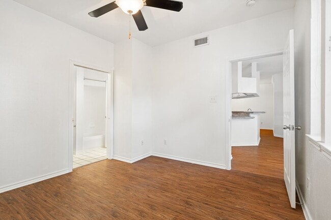 Building Photo - BEST 2 BEDROOM - PRIVATE YARD - PRIVATE GA...