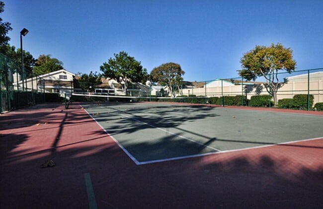 Building Photo - 3BR Townhome with Spacious Fenced Yard!