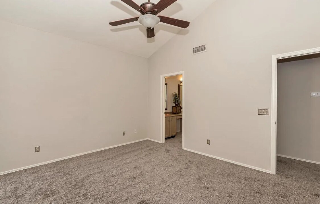 Master bed/bath - 852 N Terrace Rd