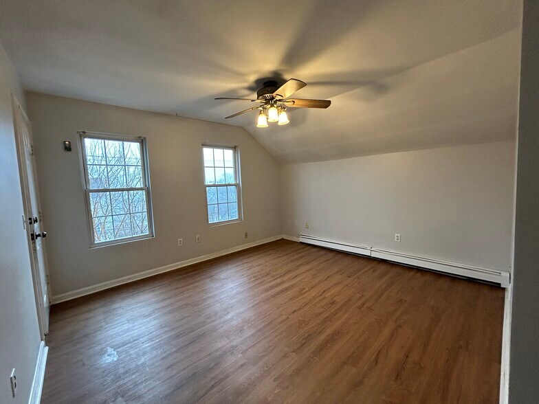 Building Photo - 4 Carlstad St