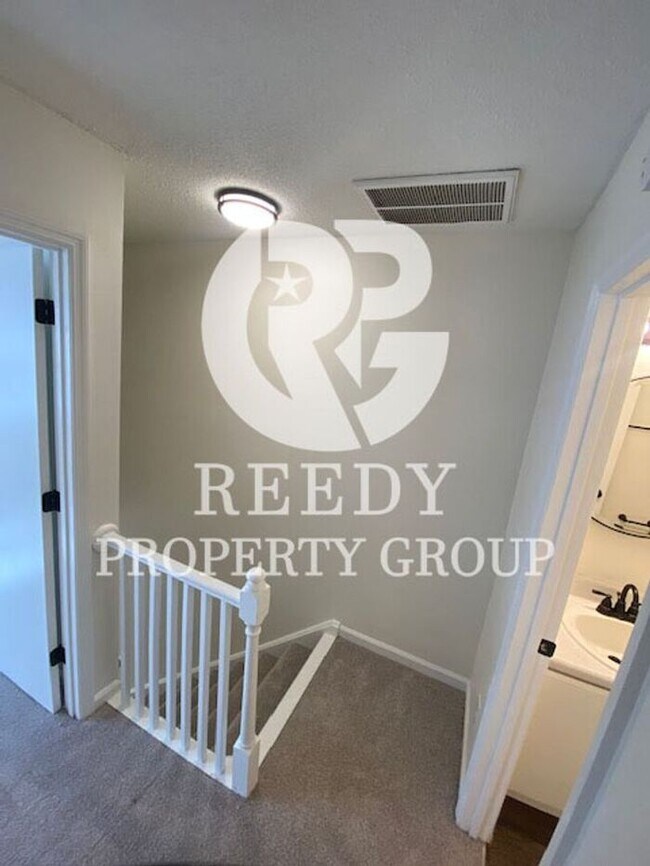 Building Photo - NEWLY UPDATED!! 2 Bedroom 1 Bathroom Townhome