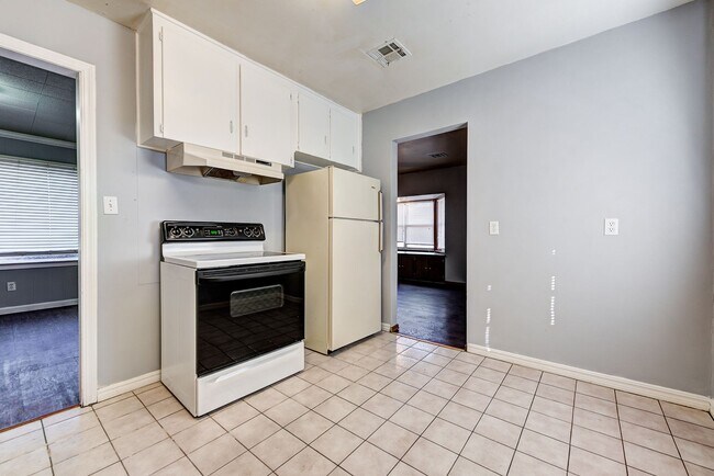 Building Photo - 2144 Pearson Dr