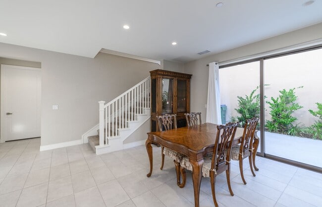 Building Photo - 3bedroom/3 bath/Gated Orchard Hill/Detached House for rent