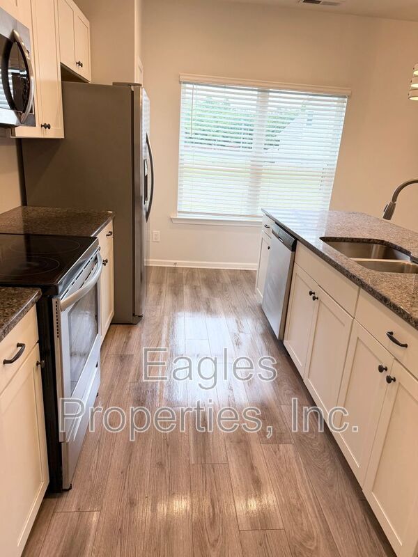 Building Photo - 207 Timberline Oak Dr