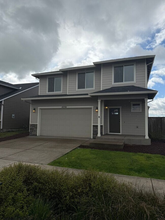 Building Photo - Must See 4 Bedroom!