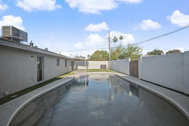 Building Photo - 6 Bed/ 3 Bath with Pool