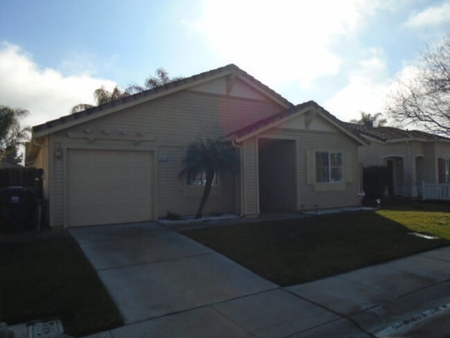 Building Photo - 2378 Roualt St
