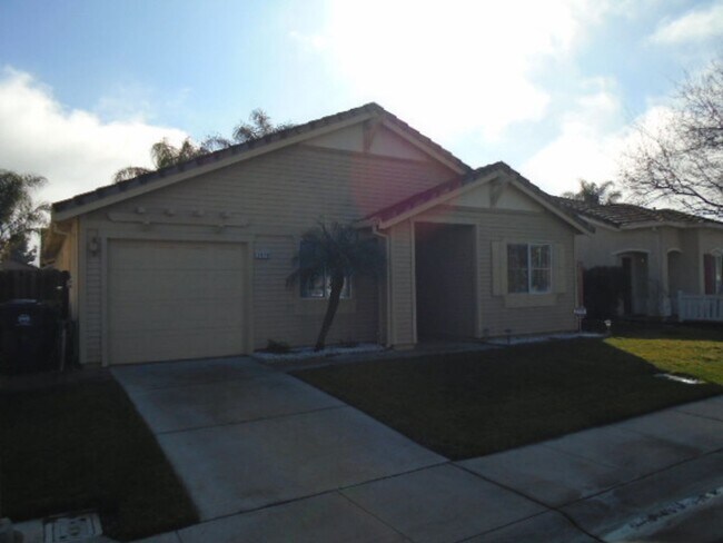 Building Photo - NICE SINGLE STORY 3 BEDROOM & 2 BATH IN DA...