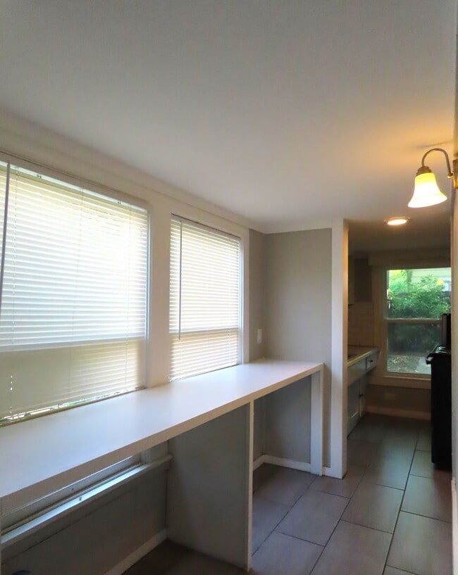 Building Photo - Utilities Included! 1 Bedroom Apartment, D...
