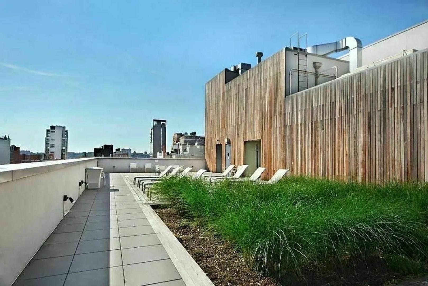 Building Photo - 420 W 25th St