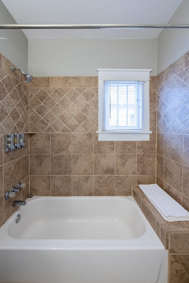 Building Photo - 902 Marquette Ave NW