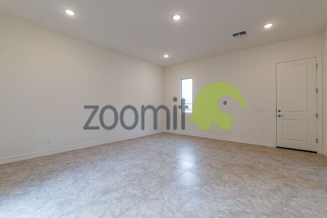 Building Photo - Beautiful Views!