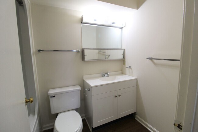 Building Photo - Madison Manor Condo for Rent with 3 Bedrooms and 2 Baths.  Great Location!
