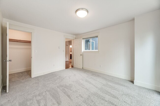 Building Photo - Amazing 3bed/1bath Fourplex with Private B...