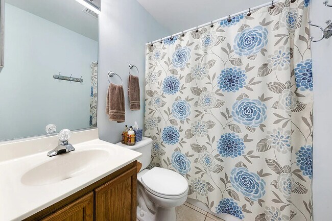 Building Photo - 2544 Dickens Dr