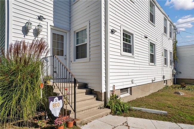 Building Photo - 983 Black Rock Tpke