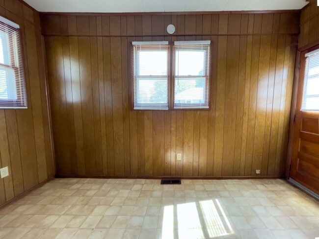 Building Photo - Recently Renovated