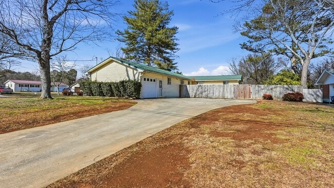 Building Photo - 3 Bedroom Cleveland home