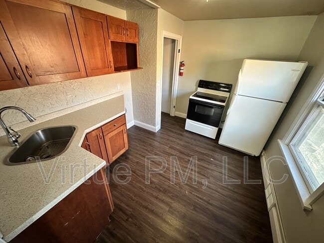 Building Photo - 1106 7th Ave