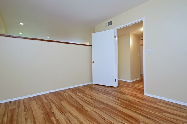 Building Photo - Luxurious 1+bdr, 1bath condo in prime Sher...