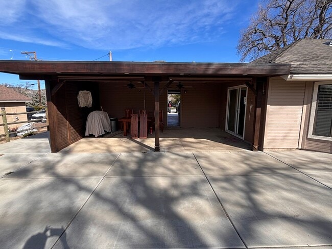 Building Photo - Beautiful Stallion Springs Home With A View!